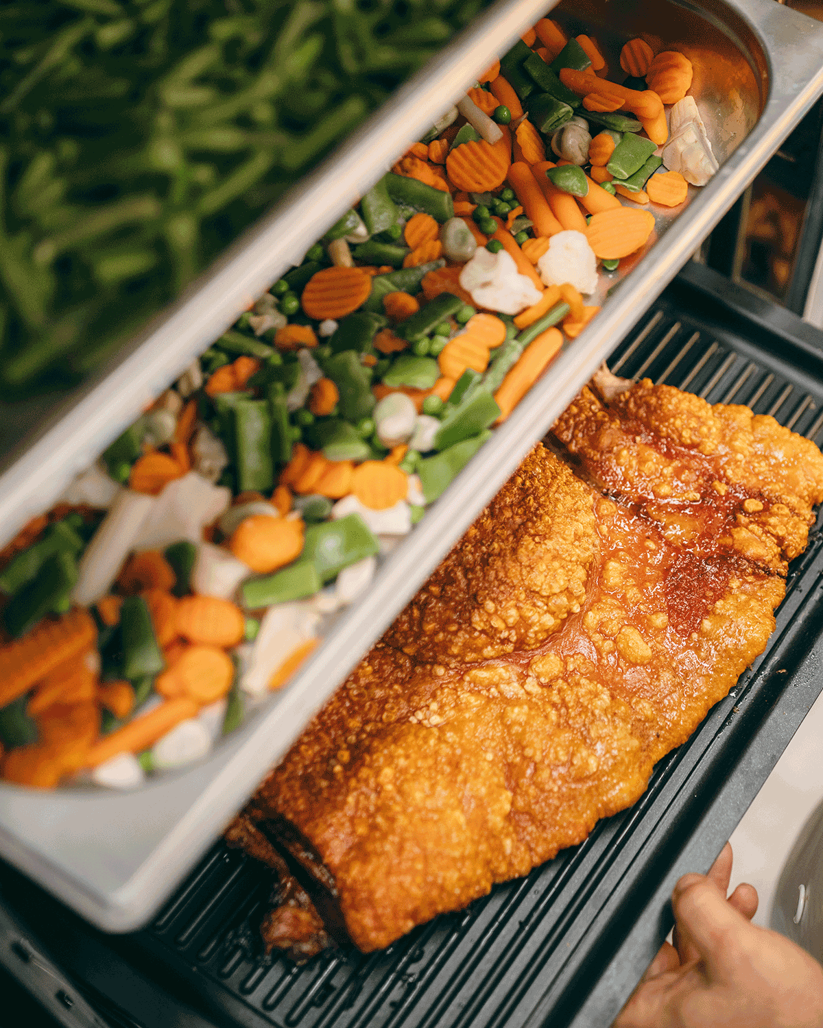 Cámara del horno ST Gastro cargada con diferentes alimentos